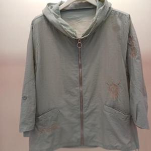 Latium HC06 롤업 7부소매 얇고 품편한 반후드 자수 집업 점퍼 T2523jp10LB