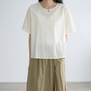 엄마옷 마담4060 모던베이직 나일론 에딧백트임 라운드넥 루즈핏 반팔 블라우스-ZBL2506074-