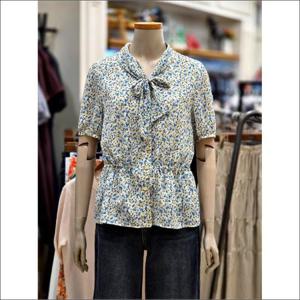 BCBG 세이브존02 플라워 타이 페플럼 블라우스 B5B4B427