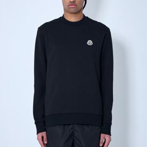 25 SS 몽클레어 로고 모티프 패치 크루넥 코튼 스웨트셔츠 블랙 8G00073 809KR 999