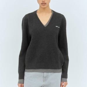25 SS 미우미우 미니멀 로고 더블 브이 넥라인 울 스웨터 MML994 15RK F0G55