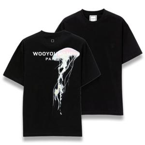 우영미 코튼 야광 젤리피쉬 백로고 티셔츠 W241TS04708B STK
