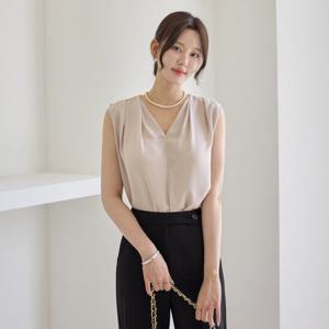 [모리스커밍홈] 브이 핀턱 드레이핑 블라우스_M2507BL057B
