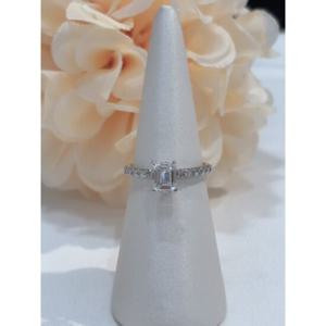 로이드 L-DIAMOND 1캐럿 에메랄드컷 파베 반지 LRD24004D