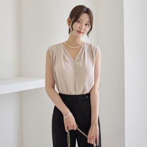 [모리스커밍홈]브이 핀턱 드레이핑 블라우스_M2507BL057B