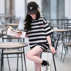 여성 굵은 스트라이프 카라 포인트 박시핏 여름 반팔티셔츠