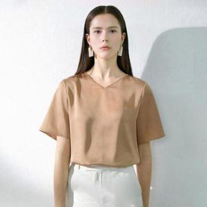 [더핸드메이드]썸머 새틴 V넥 블라우스