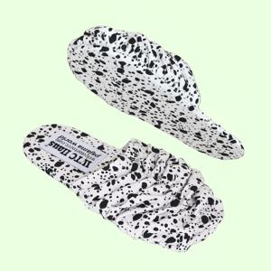 Croa Shoes (Milk Cow) 룸슈즈