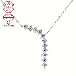 TEMU 925은으로 제작된 여성용 모아사나이트 목걸이로, 세련된 Y자형 디자인에 3mm 라운드 모아사나이트 스톤이 장식되어 있습니다. 체인 길이는 52cm이고 은 무게는 3.06g입니다. 3mm 크기의 스톤 11개가 총 1.1캐럿으로 장착되어 있습니다.
