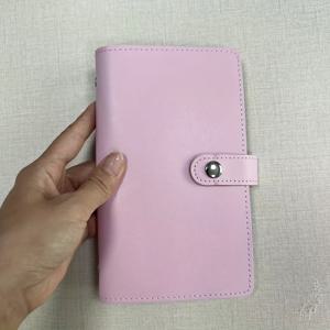 TEMU PU 재질로 제작된 100장의 지폐를 수납할 수 있는 지폐 앨범, 지폐 이미지, 스탬프, 및 은행 카드 보관 섹션을 위한 공간을 갖추고 있습니다. 또한, A6 크기의 대용량 현금 보관 노트북으로, 50개의 내부 페이지가 포함되어 있습니다.