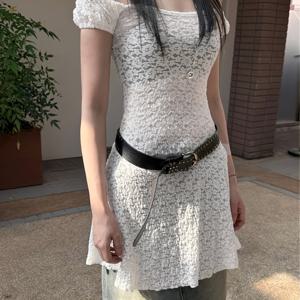 TEMU 세련된 오프숄더 레이스 미니 드레스 - 우아한 화이트 A라인 디자인과 블랙 레이스 디테일링, 봄/여름 캐주얼 또는 휴가용으로 완벽한 레이스 드레스