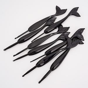 TEMU 8pcs 블랙 플라스틱 크로셰 후크 세트, 물고기 꼬리 디자인, 모든 계절 편안한 그립 나사로 뜨개질 및 크로셰를 위한