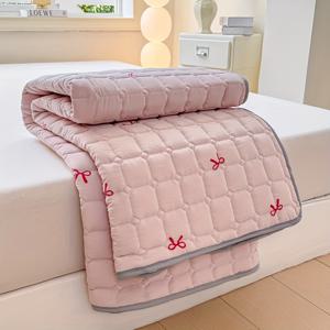 TEMU 1pc 부드럽고 피부 친화적인 퀼트 매트리스 패드, 핑크 리본 패턴 - 가벼우며 접을 수 있는, 싱글/더블 침대용, 현대적인 스타일, 휴대 및 유지 관리가 용이함, 침구 매트리스 패드 | 현대 침구 | 가벼운 매트리스 패드, 침대용 매트리스 패드|매트리스커버