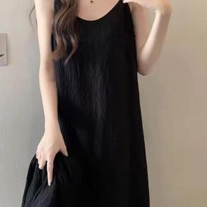 TEMU 봄, 여름, 가을에 입을 수 있는 새로운 스파게티 스트랩 드레스입니다. 플리츠 텍스처로 특징지어져 있으며, 집이나 잠옷으로 적합한 간단한, 몸매를 부각시키는 긴 드레스입니다.|잠옷|여름원피스|나시원피스