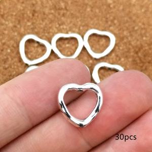 TEMU 14X13Mm 고대 은빛 빈 하트 모양의 작은 구멍 비즈 비즈 스페이서 비즈 DIY 수제 귀걸이 팔찌 목걸이 액세서리 가방 키링 패던드 수제 보석 액세서리 의류 액세서리 10/20/30개|링귀걸이