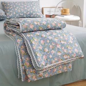 TEMU 1pc Chic Blue Rose Floral Quilt, 레이스 프린지 디테일 - 울트라 소프트 폴리에스테르, 침실, 객실, 발코니, 여행, 또는 선물용으로 가볍고 다용도 - 기계 세척 가능, 올 시즌 편안함, 침실 장식 | 꽃무늬 퀼트 | 폴리에스테르 섬유 퀼트, 침구 액세서리|이불