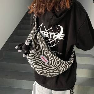 TEMU 여성용 캐주얼 숄더백, 블랙, 지퍼 클로저, 폴리에스터 안감, 조절 가능한 스트랩 및 플러시 차밍이 있는 세련된 줄무늬 나일론 크로스바디 백