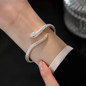 TEMU 1개 S925 스털링 실버 알레르기 방지 조절 가능한 그린 합성 지르코니아 눈과 꽃 디테일이 있는 창의적인 뱀 디자인, 빈티지 펑크 스타일 뱀 팔찌. 고급 선물 상자 포함, 발렌타인데이 고백 선물 또는 여자친구와 친구를 위한 파티 선물로 완벽함. 일상 착용, 출퇴근, 휴가, 결혼식 및 연회에 적합