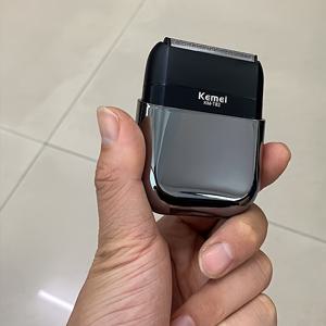 TEMU Kemei KM-T82 전기 미니 반동 면도기, USB 충전식 LED 디스플레이, 원터치 시작, 스테인레스 스틸, 넷 면도 기능, 900mAh 리튬 배터리, 2개의 면도기 헤드, 세척 불가능, ≤36V, >60분 배터리 수명