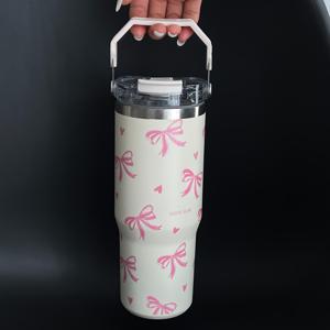 TEMU 1pc 900ml/33.44oz 스테인리스 스틸 보온 컵 핸들 및 빨대 - 귀여운 리본 & 하트 디자인, 더블 드링킹 스포트, 음료를 뜨겁거나 차갑게 유지, 유출 방지 및 미끄럼 방지, 여행, 체육관, 야외 활동 및 선물에 적합, 보온 음료 용기, 여행용 음료 용기, 재미있는 음료 용기, 내구성 음료 용기|텀블러