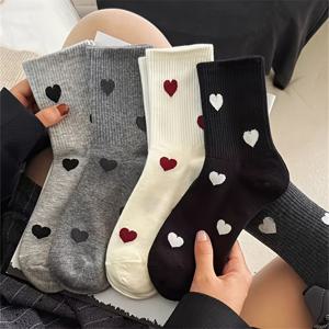 TEMU 여성용 하트 프린트 크루 양말 5켤레 - 검정 & 빨간색 하트 패턴이 있는 우아한 발목 양말, 가을 겨울용 부드럽고 편안한 캐주얼 양말, 일상복 및 특별한 행사에 어울리는 귀여운 양말, 질감