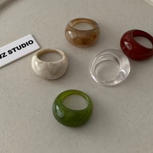 TEMU 5pcs 캔디 컬러 소형 디자인 레트로 아크릴 곡선 와이드 페이스 링 심플한 인격, 젤리 텍스처, 일상적인 출퇴근, 사진 프롭, 계층된 스트리트웨어에 필수|반지