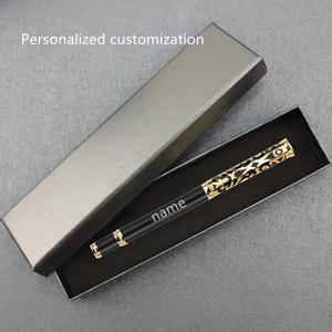 TEMU 1pc 펜과 선물 상자 세트, 중립적인 볼펜을 위한 고품질의 금속 조각 공정으로, 남성과 여성 모두에게 우아한 사무용품으로 적합합니다. 축제 기간 동안 개인화된 선물을 위한 이상적인 선택입니다. 0.5Mm 잉크로 재충전 가능합니다.