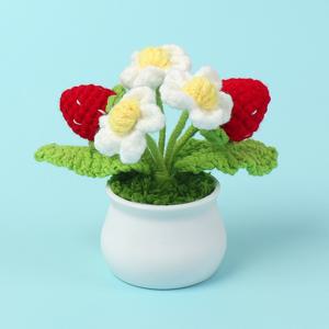TEMU 수제 크로셰 딸기 식물 화분 - 집 & 사무실을 위한 매력적인 탁상 장식, 흰 꽃 & 녹색 잎이 있는 폴리에스터 인공 식물, 휴일 선물로 이상적, 전기 필요 없음, 딸기 테마 아이템