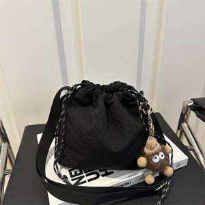 TEMU 여성용 가을 겨울 신제품 크로스바디 백, 경량 스포츠 싱글 숄더 크로스바디 백, 레저 대용량 백 여성용 가방 2024 패션 접이식 버킷 백, 패션 트렌드 아웃도어 스포츠 백, 귀여운 펜던트 포함|가방|크로스백|보부상가방