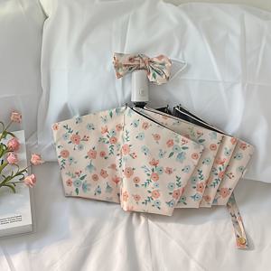 TEMU 아트적인 꽃무늬 접이식 우산, 가볍고 내구성 강한 8대 구조로 야외 여행에 완벽. 발렌타인데이, 성 패트릭의 날, 어머니날, 할로윈 또는 크리스마스 선물로 친구들과 함께 나누기에 이상적