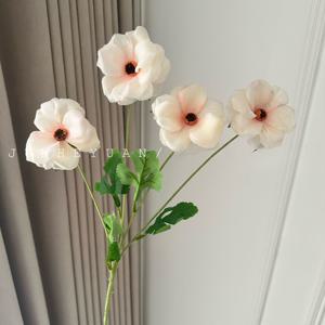 TEMU 1개의 분지와 4개의 인공 나비 라눔쿨루스 꽃이 있습니다. 북유럽 스타일의 꽃 장식이 주인공입니다. 결혼식과 공간의 아름다움을 위한 눈에 띄는 장식입니다. 사진 스튜디오에서 매우 긍정적인 반응을 얻습니다.