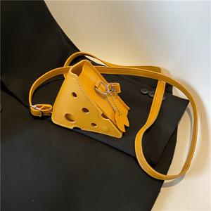 TEMU 재미있는 치즈 디자인으로 멋진 노란 크로스바디 백 - 세련된 립스틱 및 헤드폰 홀더, 조절 가능한 스트랩, 일상적인 사용에 적합, 캐주얼 액세서리 | 재미있는 디자인 | 백