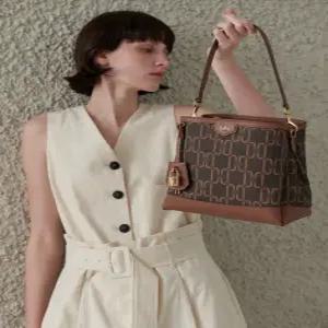 닥스 액세서리 24FW 다크브라운 DD패턴 가죽배색 숄더백 M DCBA4F883W3