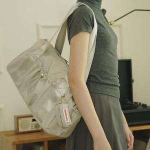 [마스마룰즈][파우치세트] glossy shoulder duffel bag _Light gray