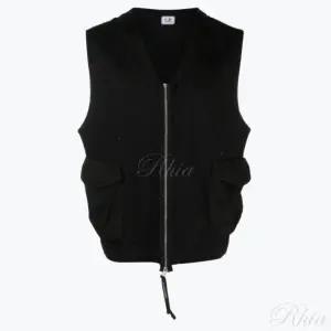 CP Company 렌즈 와펜 집업 베스트 블랙 14CMSS322A006521M999