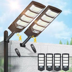 4팩 태양광 가로등 실외 방수 6500K 12000LM 5730SMD LED 홍수등 황혼부터 새벽까지 주차장 조명 광폭 모션 센서 및 지역 야드 원격 제어