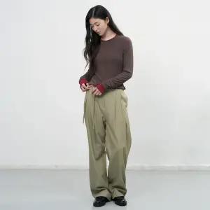WOMAN 소프트 라운드넥 핀턱 티셔츠 [DARK BROWN] / WBE3L01507
