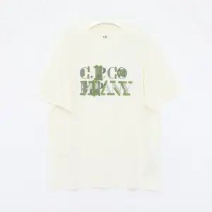 CP컴퍼니 25SS 블러드 CP로고 반팔 남성 티셔츠 18CMTS145A 006586W 103
