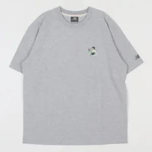 뉴발란스 UNI NB BOY 보드샵 반팔티 NBNEFCO243-AC