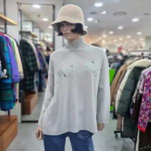 베네통/애플아울렛/캐시미어 혼방 비딩 자수 터틀넥 니트/ BAKP74361