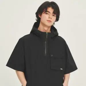 [내셔널지오그래픽](본점)내셔널 지오그래픽 가슴 포켓 우븐 반팔 후디 아노락 점퍼 N232UFT080