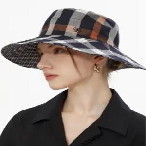 닥스 여성 24SS [50%세일][린넨]네이비 체크 린넨혼방 리버시블(양면) 버킷햇(벙거지) DLHE4B103N2