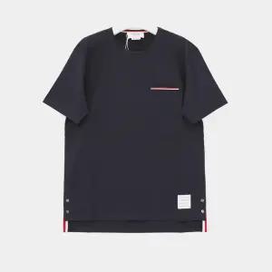 톰브라운 25SS 포켓 삼선 클래식 크루넥 반팔 남성 티셔츠 MJS010A 01454 415