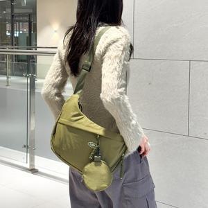 BRANDBAG 브랜드백 세련된 반달 디자인 가볍고 탄탄한 패브릭 원단 파우치가 달린 반달 크로스백 여성가방