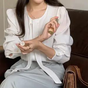 [코코블랑] [코코메이드]킨스 글로시 리보닝 블라우스