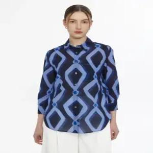 [닥스 여성] [24SS] DLSH4BE35N3 50세일네이비 패턴 코튼아사 7부소매 카라셔츠