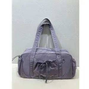 글로시 리본 더플백 NBGCEFW701 VIOLET