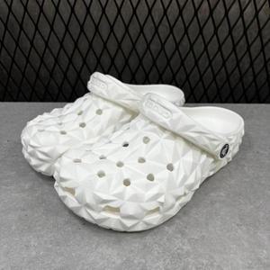 [크록스] HC02 GEOMETRIC CLOG 지오메트릭 클로그 209563-100 (S13923807)