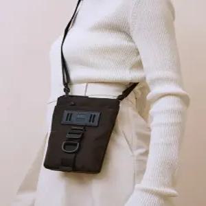 닥스 액세서리 24FW [반값세일][AIR SMITH][폰백] 남녀공용 가죽패치 장식 브라운 나일론 미니백 DBHO4FP0