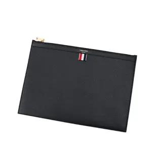 MAC021L 00198 001/ 블랙 페블 레더 미디움 클러치백